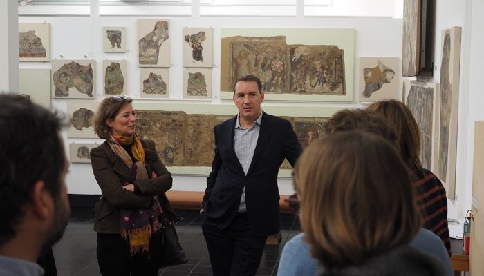 Raffael Dedo Gadebusch, Hannah Baader, and the workshop participants in the archive of the Museum of Asian Art, Berlin. (photo: Pilar Caballero Álvarez)