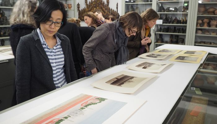 Hannah Baader, Eva Ehninger, and the workshop participants in the archive of the Museum of Asian Art, Berlin. (photo: Pilar Caballero Álvarez)