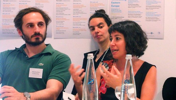 Participants Lamia Moghnieh and Rabiaâ Benlahbib with symposium convener Afonso Dias Ramos. (photo: Jule Ulbricht)