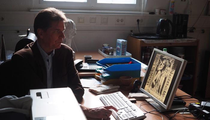 Lars-Christian Koch in the phonogram archive and archive of visual anthropology, Department of Music Ethnology, Ethnological Museum, Berlin. (photo: Pilar Caballero Álvarez)