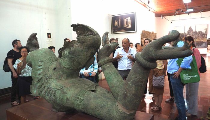 Bertrand Porte (director of the restauration workshop, National Museum Cambodia/ École Francaise d’Extrême Orient) with the Art Histories and CAHIM Fellows 2018/19 and teams discussing the large bronze statue Vishnu Anantashayin (West Mebon, Siem Reap, 11th century), National Museum of Cambodia, Phnom Penh, Cambodia. Photo: Helene Bongers 