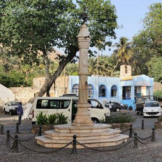 Peroulinho (column), early 16th century, Cidade Velha (Pillory Square), Isle of Santiago, Cape Verde © Cayambe, Wikipedia, under CC BY-SA 3.0.